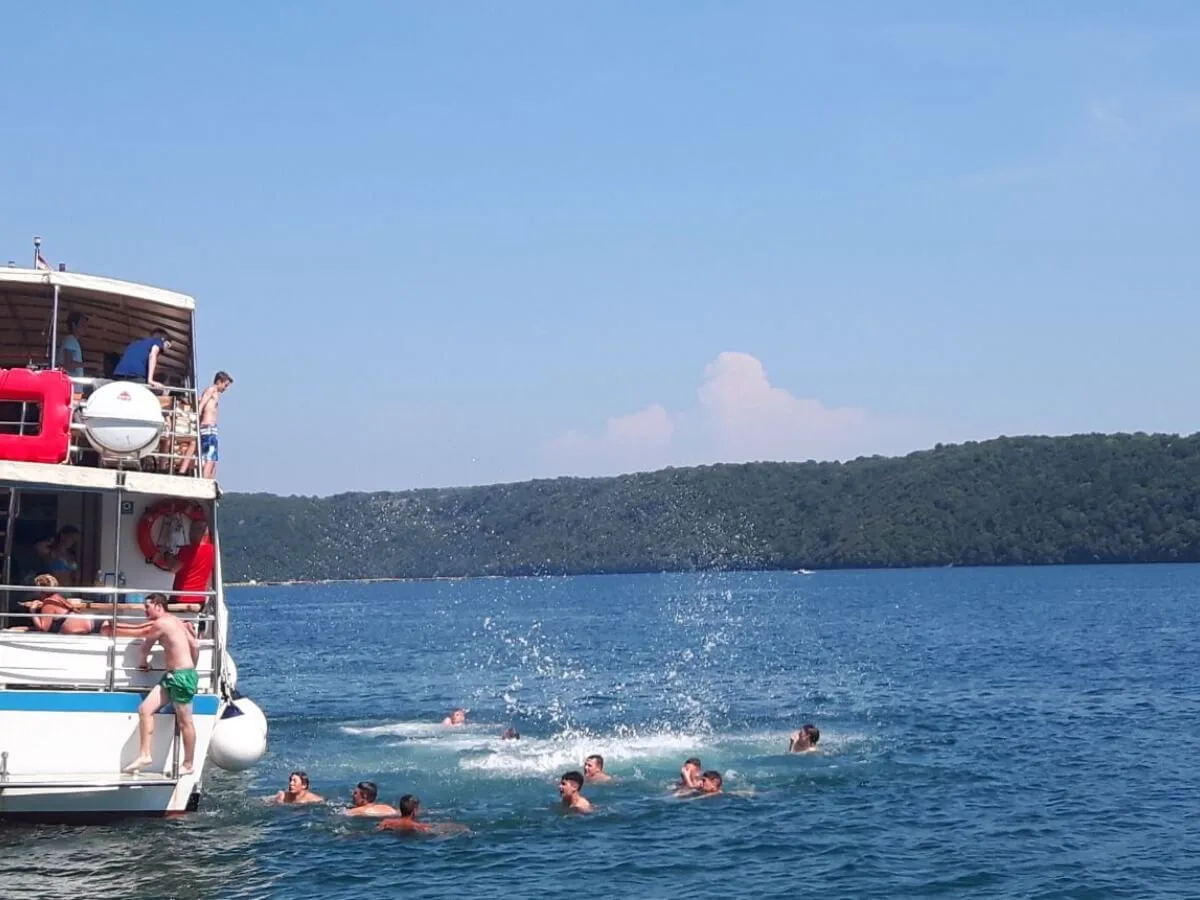 Skakanje s broda kod Gusarske spilje